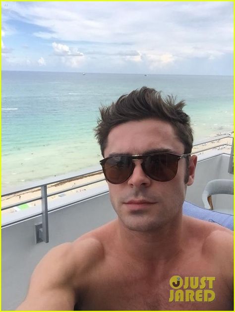 Zac Efron Snaps a Shirtless Selfie on His Hotel Balcony Zac Efron Pictures, Zac Efron Shirtless, Zach Efron, Posting Ideas, Celebrity Selfies, Hunky Dory, Fifty Shades Darker, The Greatest Showman, Simone Biles