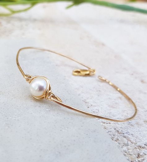 Jewelry Layering Bracelets, Pretty Earrings Dangle, Jewelry Layering, Pearl Bracelet Wedding, Gold Pearl Bracelet, Dainty Gold Bracelet, Simple Pearl, Pearl Bangle, Bracelet Simple