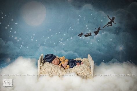 Omg😍 Peter Pan Newborn Pictures, Disney Newborn Photography, Peter Pan Nursery Boy, Disney Newborn Pictures, Nursery Disney, Neverland Nursery, Photo Disney, Peter Pan Nursery, Baby Boy Newborn Photography