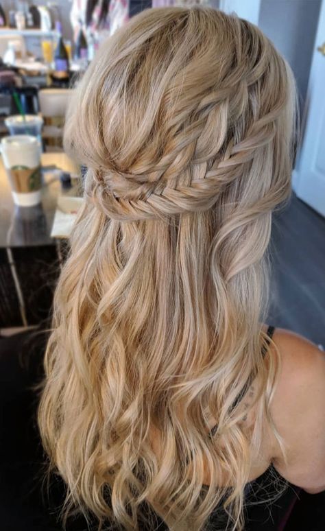 Having a rustic wedding theme? And a bit confused on what hairstyle you should go with your rustic wedding–then look no further. We’ve rounded up... Bridesmaid Hair Round Face, Half Up Half Down Short Hair, Partial Updo, Braid Half Up Half Down, Boho Hairstyle, Loose Updo, Simple Prom Hair, Pageant Hair, Braided Half Up