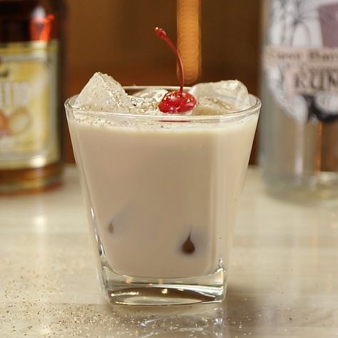 Frangelico Cocktail, Bartender Hacks, Shots Alcohol Recipes, Alcohol Ideas, Fruity Alcohol Drinks, Alcohol Beverages, Rum Cream, Cocktails To Try, Irish Cream Liqueur