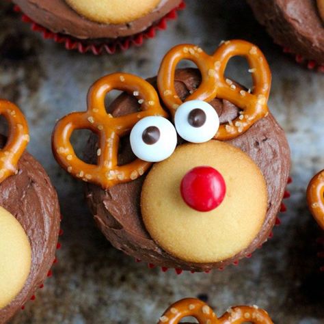 Reindeer Cupcakes Cupcake Receptek, Deco Cupcake, Reindeer Cupcakes, Pane Dolce, Easy Christmas Treats, Xmas Food, Christmas Cupcakes, Christmas Snacks, Christmas Cooking