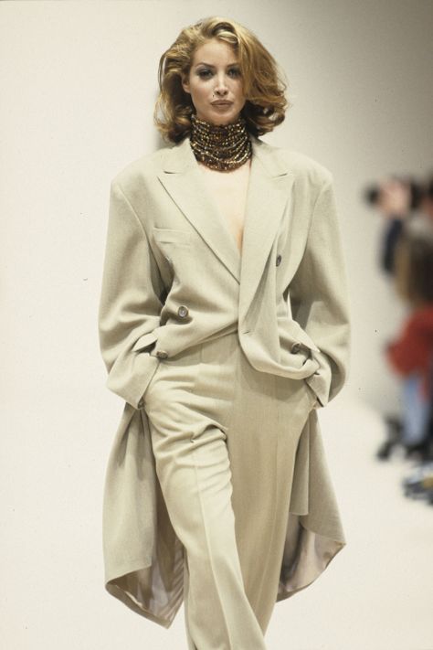 Christy Turlington wears an off-white suit with a knee-length jacket and beaded choker on the runway for designer Jil Sander's Fall 1992 show in Milan Mode Ab 50, Fashion Guys, Jil Sanders, 90s Runway Fashion, White Suit, 1990s Fashion, Christy Turlington, Mode Vintage, Fashion Kids