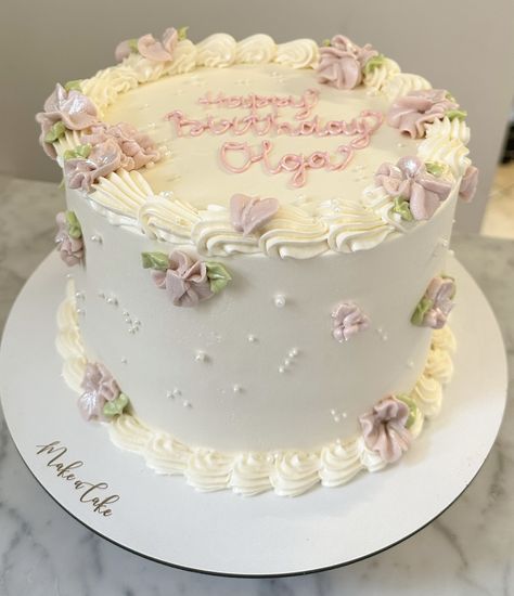 White Cake with flowers and customised text.  #CakeArt #CakeDecor #CakeDesign  #CakeWithFlowers #CakeWithText Birthday Cake Circle, Circle Cake Ideas, White Cake With Flowers, 20 Cake, Round Birthday Cakes, Flower Cake Design, Circle Cake, White Birthday Cakes, Cake With Flowers