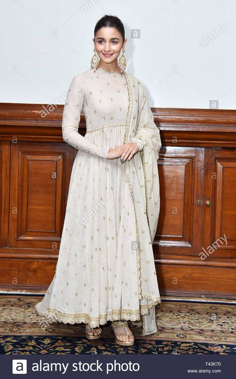 Alia Bhatt Kalank, Trendy Outfits Indian, Casual Indian Fashion, Traditional Indian Outfits, Trendy Dress Outfits, Kurti Designs Party Wear, Sleeves Designs For Dresses, Kurta Designs Women, Simple Pakistani Dresses