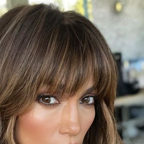 Jlo Bangs, Balayage With Fringe, Bayalage Brunette, Bangs And Balayage, Haircuts For Wavy Hair, Brunette Hair With Highlights, Hairstyles For Layered Hair, Highlights Brown Hair, Fringe Hairstyles