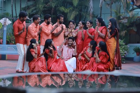 Wedding kerala Kerala Wedding Dress Code, Dress Code For Kerala Wedding, Family Photo Wedding, Group Photo Ideas, Red Saree Wedding, Saree Red, Kerala Wedding, Family Wedding Photos, Dress Code Wedding