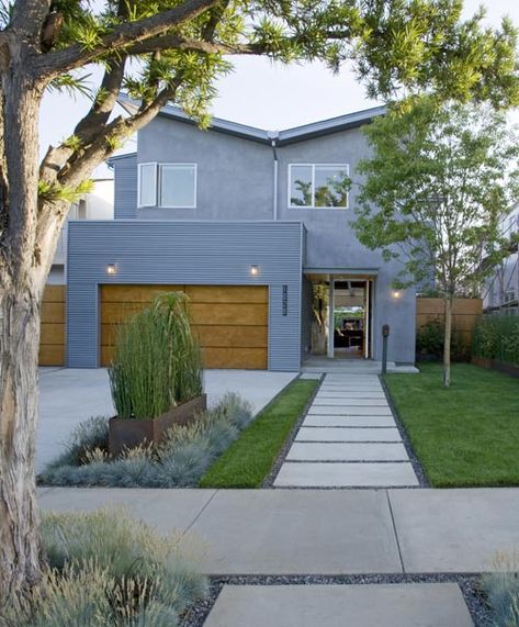 Modern exterior: colors Front Yard Garden Landscaping, Grey Stucco, Industrial Style House, Modern Facade, Mid Century Modern Exterior, Butterfly Roof, Mid Century Exterior, California Contemporary, Modern Front Yard