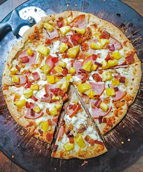 Hawaiian Pizza Recipe With Pineapple and Ham - On The Go Bites Homemade Hawaiian Pizza, Hawaiian Pizza Recipe, Pineapple Pizza Recipes, Ham And Pineapple Pizza, Recipe With Pineapple, Ham Pineapple, Polenta Pizza, Pineapple Ham, Pizza Vegana