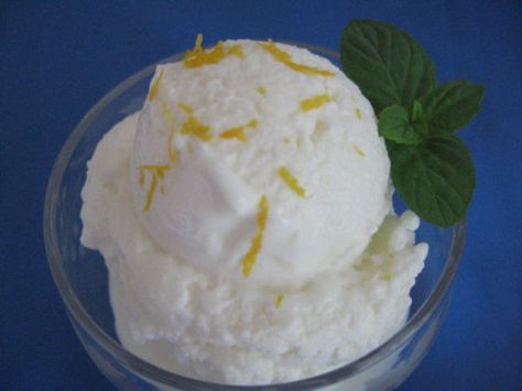 Lemon Custard Ice Cream, Greek Yogurt Ice Cream, Custard Ice Cream Recipe, Lemon Ice Cream Recipe, Lemon Greek Yogurt, Custard Ice Cream, Pudding Chia, Ice Cream Freezer, Lemon Ice Cream