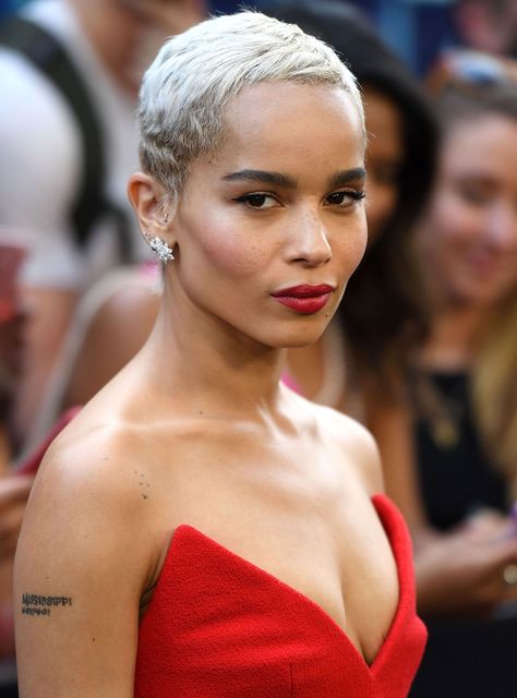 Zoë Kravitz Just Landed An Awesome New Beauty Gig+#refinery29 Zoe Kravitz Buzzcut, Nyssa Barrera, Lightest Blonde, Goddess Women, Platinum Blonde Pixie, Celebrity Short Hair, Zoë Kravitz, Long Pixie Hairstyles, Short Ombre Hair