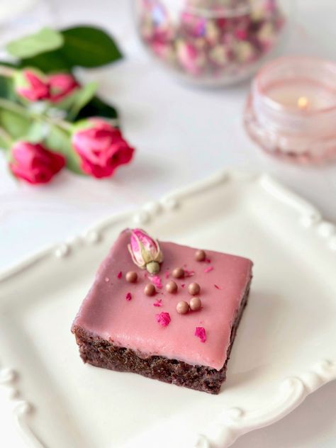 Truffle Brownies, Heart Shaped Boxes, Brownie Shop, Decorated Brownies, Raspberry Truffle, Raspberry Ganache, Chocolate Pearls, Baking Art, Blondie Brownies