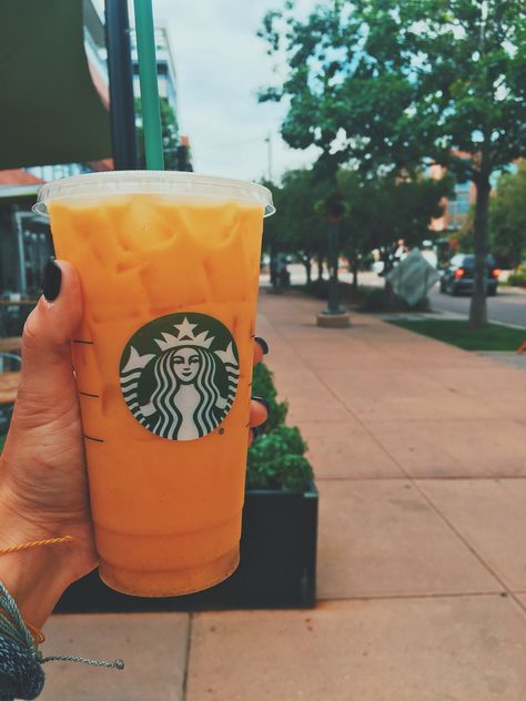 – Orange Mango Juice – Vanilla bean powder – Coconut milk – Venti, iced Copo Starbucks, Java Chip, Menu Drink, Rainbow Drinks, Starbucks Secret Menu Recipes, Cups For Coffee, Secret Starbucks Recipes, Iced Starbucks Drinks, Secret Starbucks Drinks