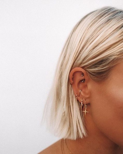 Ušný Piercing, Ear Peircings, Earring Stack, Crop Hair, Dainty Gold Jewelry, Cute Ear Piercings, Ear Piercings Cartilage, Cute Piercings, Mother Daughter Tattoos