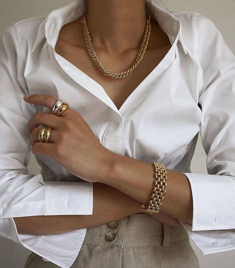 Styling: Cinco Gala Bracelet ($99); Reliquia Enia Ring ($128); Maslo Curb Chain Necklace ($68) | 9 Grandma Trends That Are Basically Mainstream at This Point Instagram Office, Outfit Elegantes, Runway Gowns, Grandma Fashion, Girls Jewelry Box, Jewelry Staples, Office Chic, Chunky Statement Necklace, Vintage Trends