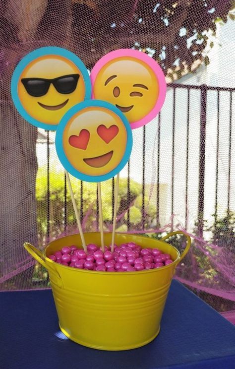 Emoji Birthday Party Ideas Emoji Birthday Party Ideas, Pool Party Centerpieces, Emoji Party Favors, Ideas Para Decorar Una Fiesta, Emoji Party Decorations, Emoji Birthday Cake, Emoji Ideas, Emoji Birthday Party, Pool Party Decorations