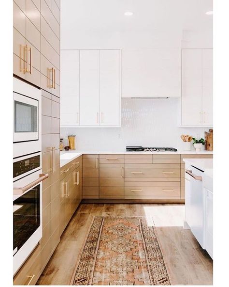 We like these cabinets. Chris is ok with two tones if bottom is wood. Minimalism Living, White Kitchen Appliances, Eagle Project, Beautiful Backsplash, Double Eagle, Hygge Decor, Classic Kitchen, Kitchen Design Trends, Interior Modern