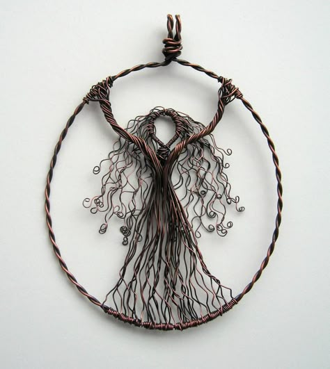 https://flic.kr/p/a4b5xd | Wire Goddess | Well, here she is - my interpretation of a goddess, depicted in wire.  I so wanted the leaves twining around her, but I really think it looks better without.  Copper wire, oxidised. Wire Goddess, Drátěná Socha, Sculptures Abstract, Fabric Rope, Pola Macrame, Chainsaw Carvings, Graffiti Artists, Wire Sculptures, Wire Art Sculpture