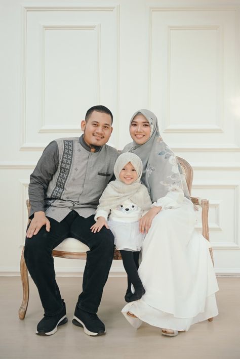 Foto studio pertama: anak 1 Outfit Muslim, Family Photo Studio, Eid Photos, Photography Wallpapers, Family Photo Pose, Muslim Family, Racun Shopee, Model Pose, Couple Pp