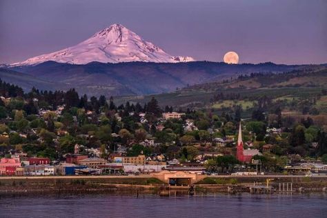 The Dalles, Oregon. Mt. Hood and a Christmas full moon. 2015. The Dalles Oregon, Scenic Places, Oregon Hikes, Beautiful Oregon, Oregon Washington, Mt Hood, Columbia River Gorge, Oregon Usa, Beautiful Sites