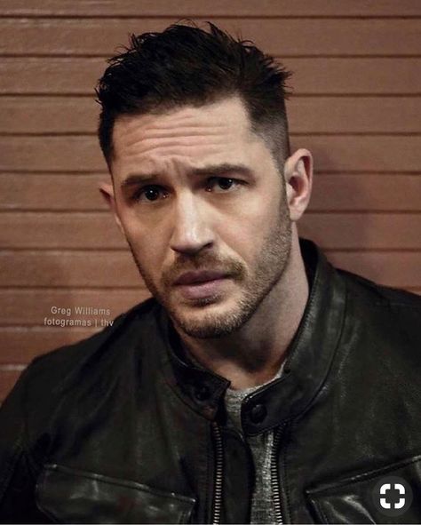 توم هاردي, Tom Hardy Haircut, Thomas Hardy, Tommy Boy, Corte De Cabelo Masculino, Tom Hardy, Beard Styles, Elvis Presley, Haircuts For Men