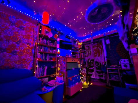 Sesh Shed Ideas Interior, Trap House Room, Trap Rooms Aesthetic, Sesh Shed Ideas, Trippy Rooms Aesthetic, Sesh Spot, Trippy House, Trap Room, Black Light Room