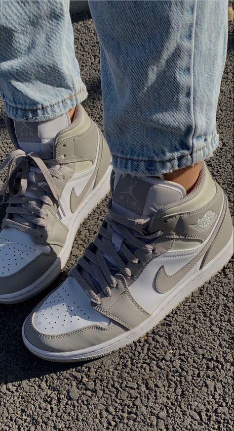 Best Mens Shoes, Jordan 1 Mid Linen, Linen Shoes, Mens Shoes Casual, Pretty Sneakers, Boty Nike, White Nike Shoes, All Nike Shoes, Best Shoes For Men