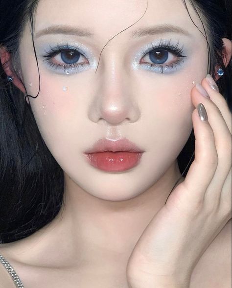 Lake blue lenses from virtualbeautybag Asian Makeup Style, Chinese Makeup, Douyin Makeup, Fun Makeup, Ulzzang Makeup, Makeup Tut, Makeup Looks Tutorial, Blue Eyeshadow, Blue Makeup