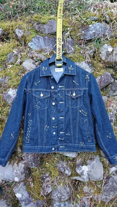 Safety Pin Jacket, Patches Clothing, Rock Jeans, Denim Clothing, Denim Day, Denim Crafts, Cosplay Ideas, Safety Pin, Denim Outfit