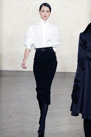 Ralph Lauren Fall 2007 Ready-to-Wear Fashion Show - Valentina Zelyaeva Black And White Outfit, Ralph Lauren Fall, Work Style, Look Vintage, 가을 패션, Black White Fashion, White Shirts, Work Attire, High Waisted Trousers