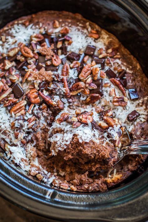 This decadent Slow Cooker German Chocolate Spoon Cake is a delicious spin on German chocolate cake, this is served this warm with ice cream! Crockpot Cake, Spoon Cake, Chocolate Cake Recipes, Crockpot Dessert Recipes, Slow Cooker Recipes Dessert, The Magical Slow Cooker, Chocolate Spoons, Crock Pot Desserts, Slow Cooker Desserts