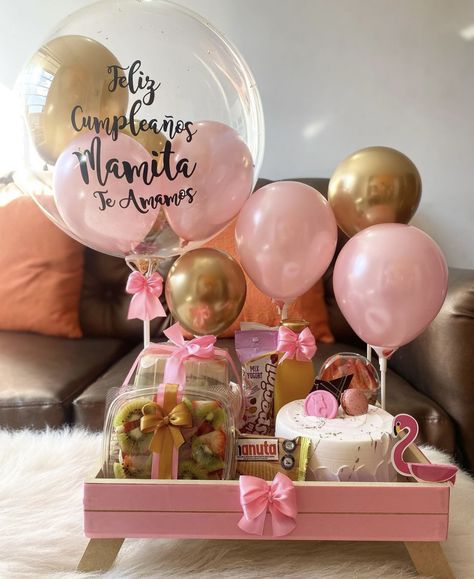 desayuno sorpresa 65€ • Globo personalizado • Zumo de naranja • Sándwich • Chocolate • Galletas • Cubiertos y servilleta • Fruta ￼ ￼ ￼ ￼ ￼ ￼ ￼ Caja de chuches con mensaje personalizado 35€ ￼ ￼ Caja de chuches o chocolates y globo 45€ ￼ ￼ ￼ Desayuno sorpresa con peluche o flores o tarta ￼ ￼ ￼ ￼ 85€ ￼ Vaso personalizado o bouquets 35€ ￼ ￼ ￼ Ideas Para Desayunos Sorpresa, Gifts For 18th Birthday, Snoopy Birthday, Crochet Bouquet, Cute Birthday Gift, Happy Birthday Gifts, Diy Gift Box, Gift Hampers, 18th Birthday