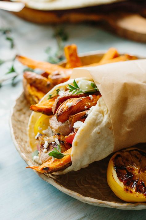 pork kebab pitas Kebab Aesthetic, Toum Sauce, Pitta Recipes, Potato Dinners, Freeze Potatoes, Doner Kebabs, Lebanese Garlic Sauce, Bbq Pork Recipes, Grilled Sandwiches