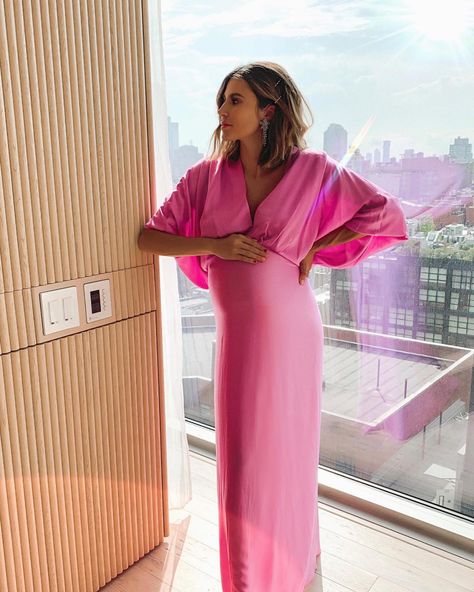 Pregnant Wedding Guest, Maternity Dress Wedding Guest, Christine Andrew, Maternity Street Style, Dresses For Pregnant Women, Pink Satin Dress, Shower Outfits, Pregnant Wedding, Outfits Dressy