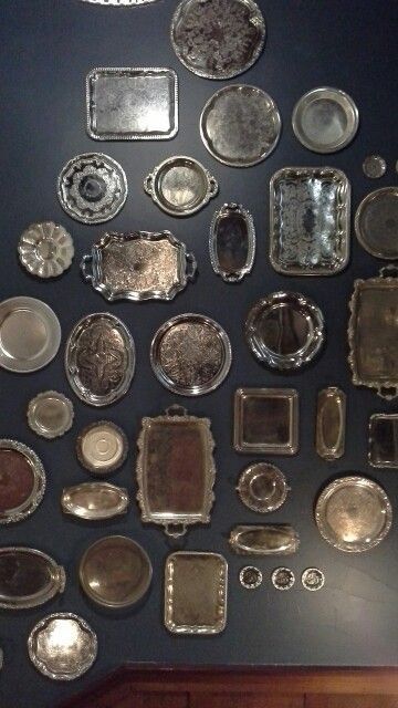 Old silver plated trays on a wall Plates On The Wall, Miraculous Ideas, Luxury Home Interior, Silver Plates, Silver Display, Small Ideas, Silver Platters, Silver Plated Trays, Interior Vintage