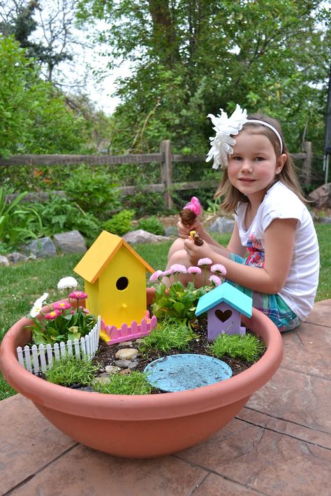 we made this fairy garden the other day and my little lady was thrilled!  actually, i think we both had a lot of fun making it!      firs... Fairy Garden Design Ideas, Beach Fairy Garden, Diy Summer Decor, Fairy Garden Containers, Fairy Garden Ideas, Fairy Garden Crafts, Fairy Garden Designs, Fairy Garden Houses, Diy Fairy