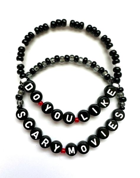 Clay Bead Bracelet Ideas Scream, Scream Bracelet Ideas, Cute Bracelet Making Ideas, Horror Movie Bracelets, Halloween Horror Nights Bracelets, Movie Bracelet Ideas, Horror Kandi, Hhn Bracelets, Wednesday Bracelet