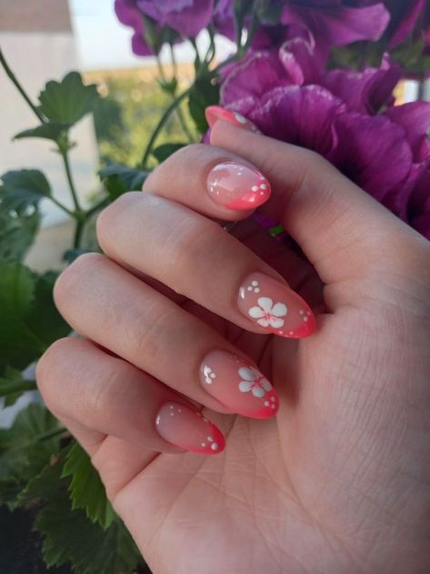 Tropical Nail Art: 18 Hawaiian-Inspired Summer Designs for Elegant Style Summer Gel Nails Ideas Short Oval, Hawaii Nail Inspo Short, Cute Summer Nails Hibiscus, Beach Nails Flower, Nails To Get For Vacation, Cuba Nails Summer, Oval Vacation Nails, Nail Ideas For Florida Vacation, Short Almond Nails Flowers