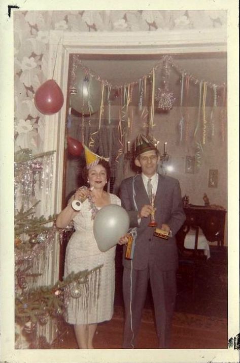 Vintage Happy New Year, Vintage Christmas Photos, New Year Photos, Nye Party, Vintage Party, Christmas Past, New Years Eve Party, Vintage Holiday, Vintage Pictures