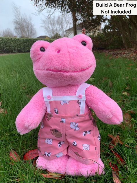 100% handmade dungarees/Overalls made to fit the build a bear spring green frog 🐸  Please note these are handmade and each one will differ slightly from the picture. *Build a bear frog not included* Thank you for looking at my shop! 💗 Colorful Stuffed Animals, Cute Build A Bear Outfits, Cute Build A Bears, Handmade Dungarees, Frog Build A Bear, Spring Green Frog, Bab Frogs, Build A Bear Frog, Retro Games Wallpaper