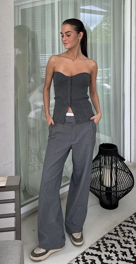 Spanish Street Style
#MadrileniansInMadrid
Moda Española
Madrilenians
#BarcelonaStreetStyle Grey Monochromatic Outfit, Cargo Pants Winter, Winter Going Out Outfit, Winter Going Out Outfits, Grey Pants Outfit, Cute Office Outfits, Outfit Grey, Fits Ideas, Going Out Outfit