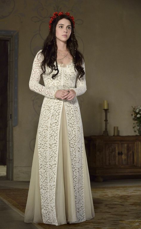 Mary Stuart wearing the J. Mendel Long Sleeve Lace Evening Gown - "Snakes in the Garden" Season 1, Episode 2 Reign Costumes, Reign Outfits, Moda Medieval, Reign Mary, Gaun Abad Pertengahan, Reign Fashion, Reign Dresses, Mary Dress, Mary Stuart