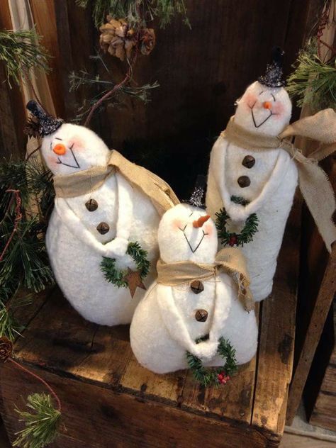 Primitive Xmas Crafts, Fabric Snowman Diy, Snowman Sewing Patterns, Snowmen Ideas, Fabric Snowman, Snowman Crafts Diy, Snowman Christmas Decorations, Snowmen Patterns, Snowman Decorations