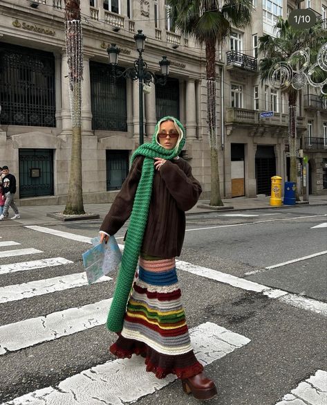 Oversized green scarf, Maxi crocheted skirt, red chunky heeled boots, funky, winter outfit inspiration Knit Maxi Skirt Outfit, Knit Scarf Outfit, Winter Maxi Skirt Outfit, Euro Winter, Crocheted Skirt, Sofia Coelho, Maxi Skirt Winter, Chunky Heeled Boots, Crochet Maxi Skirt