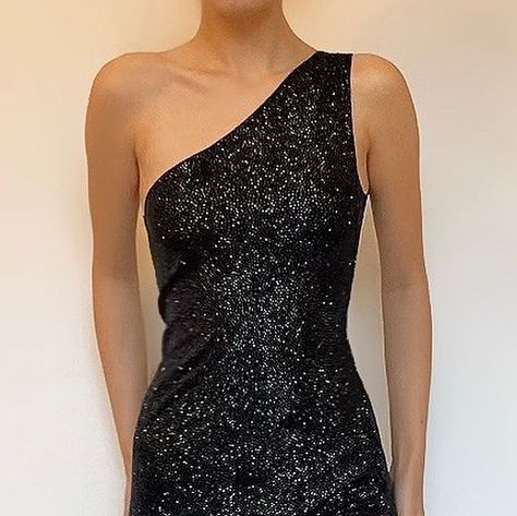 KittyCouture on Instagram: "Gorgeous black glittery gown 

Size M, is stretch so it fits VERY comfortable ☺️🫶🏻 the glitters really shine when the dress comes in touch with (sun)light 
€50 euros excl shipping 
Payment can be made with PayPal or tikkie" Glittery Gown, Sun Light, It Fits, The Dress, 50 %, Glitter, Sun, Canning, Dresses