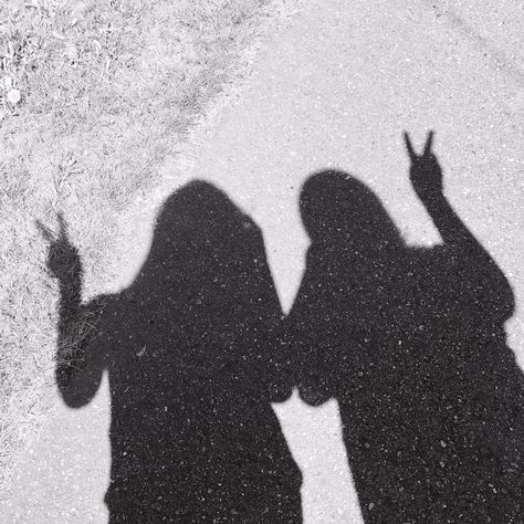 Girl Best Friends Aesthetic Quotes, Images Emoji, Friends Hugging, Three Best Friends, Guy Best Friends, Shadow Photography, Boy Best Friend, Shadow Pictures, Best Friends Aesthetic