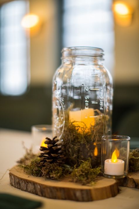 Centerpieces Wedding Pinecones, Ball Jar Wedding Centerpieces, Pinecone Wedding Centerpiece, Easy Winter Centerpieces, Centerpieces With Moss, Nature Centerpieces, Pinecone Wedding Decorations, Pinecone Centerpieces, Easy Centerpieces