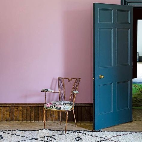 #CinderRose complemented by #BlackBlue on the door creates a delicate balance between masculine and feminine in this home. #farrowandball Farrow And Ball Cinder Rose, Cinder Rose Farrow And Ball, Country House Colors, Farrow And Ball Bedroom, Cinder Rose, Open Plan Kitchen Diner, Masculine And Feminine, Farrow And Ball Paint, Farrow And Ball