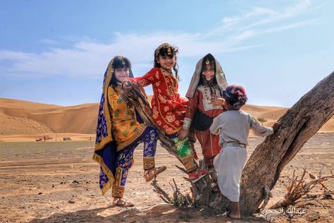 Oman Traditional Clothing, Omani Clothing, Omani Culture, Dubai Art, Arabian Women, Arab Culture, Vertical Images, Culture Clothing, Female Clothes