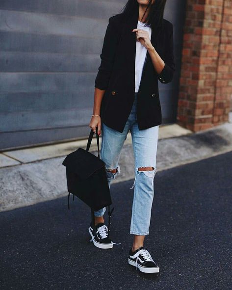 Outfit Mit Blazer, Ripped Knee Jeans, Mode Jeans, Mode Casual, Looks Street Style, Outfit Trends, Ținută Casual, Black Women Fashion, Blazer Outfits